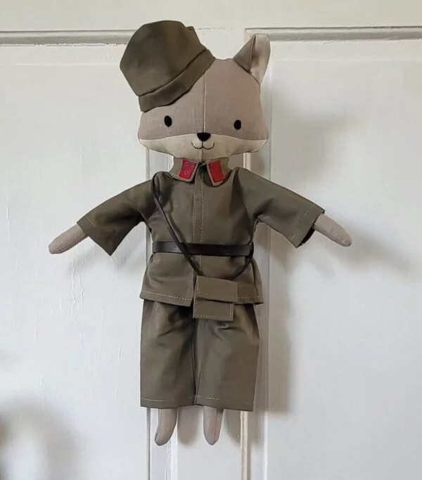 peluche loup soldat unique.